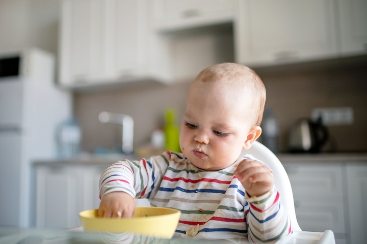 Encouraging self-feeding at 7-9 months