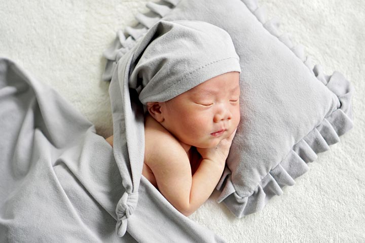 https://www.momjunction.com/wp-content/uploads/2014/11/Rest-your-babys-head-on-the-pillow-.jpg