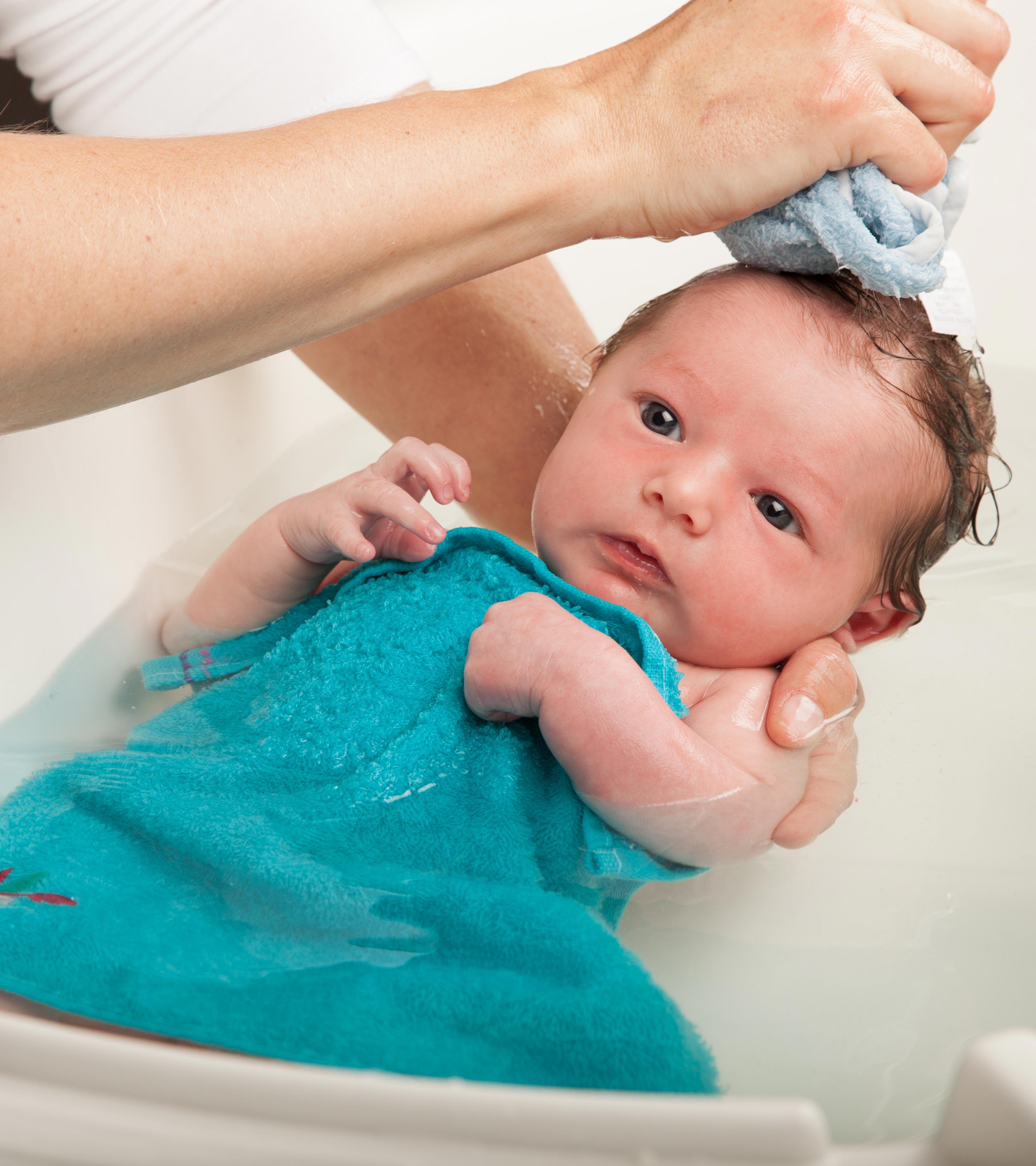when should a newborn baby be bathed