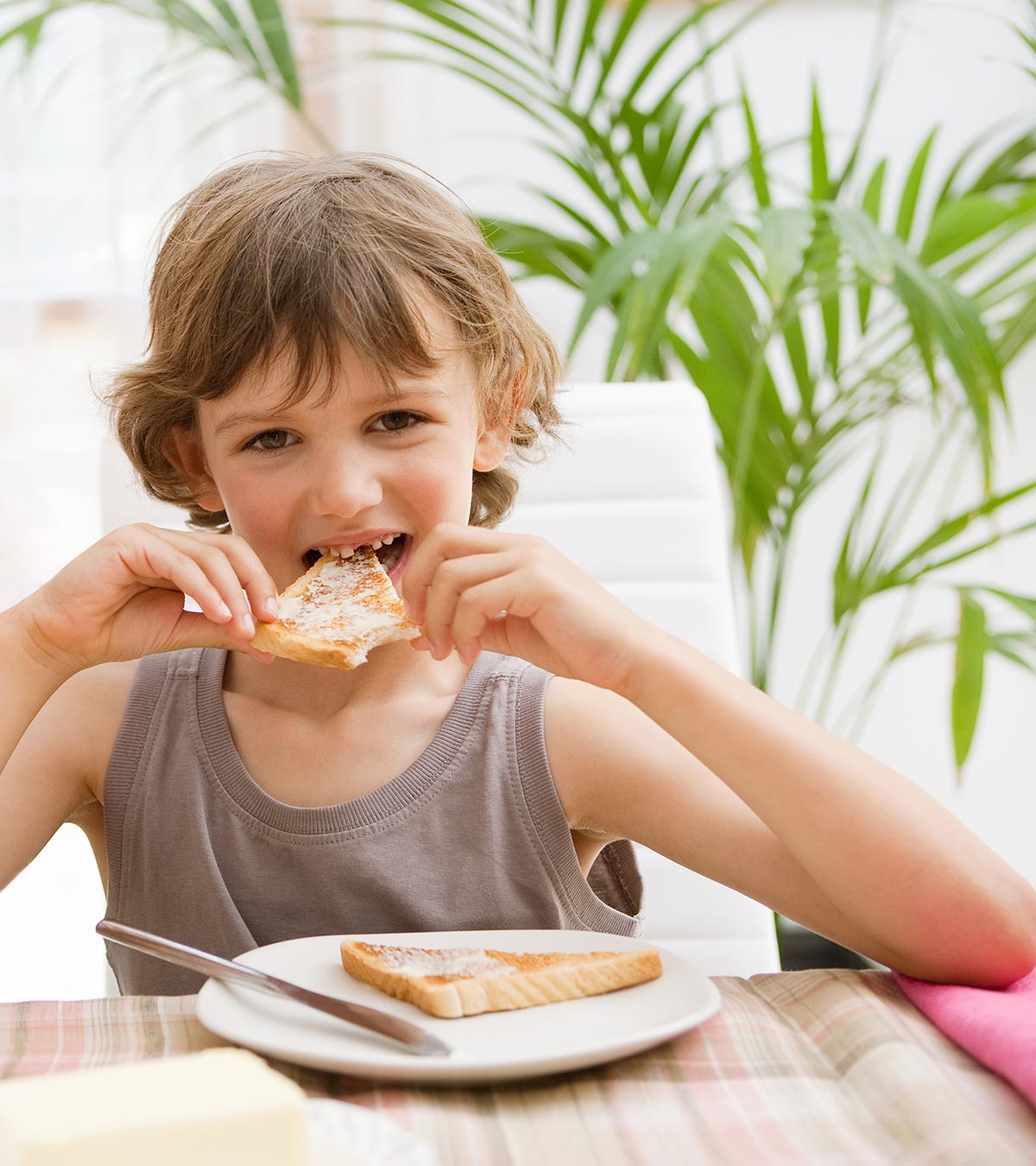 A kid eating French toast