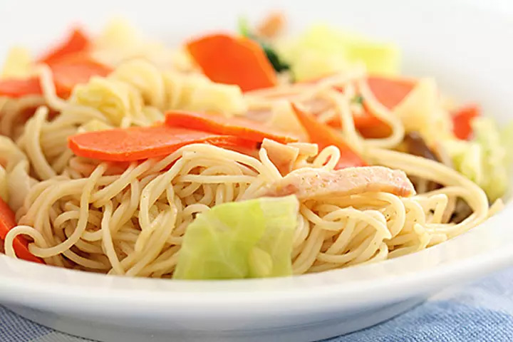 https://www.momjunction.com/wp-content/uploads/2015/05/Chicken-noodle-salad-1.jpg