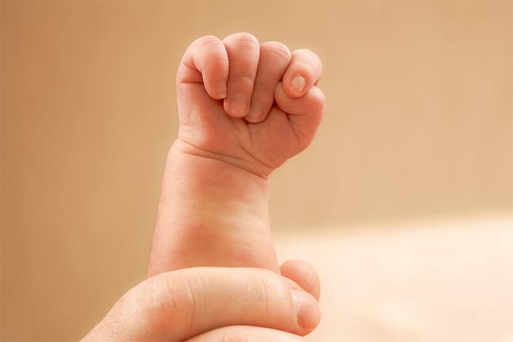 why-do-babies-clench-their-fists-when-do-they-unclench