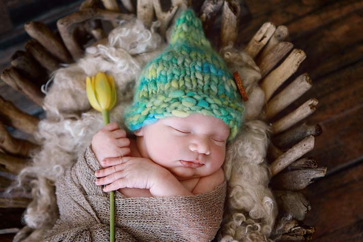 Cute Newborn Photo Ideas [Outfits & Poses] - VIEWBUG.com