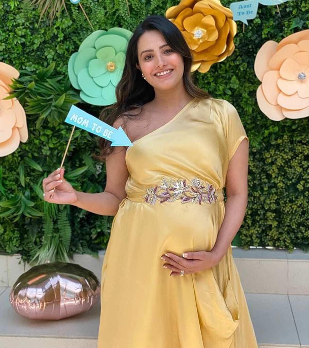 Anita Hassanandani Flaunts Her 8-Month-Old Baby Bump With Husband Rohit Reddy