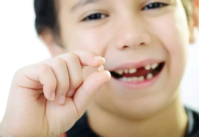 When Do Kids Start Losing Teeth? Age, Order & Complications