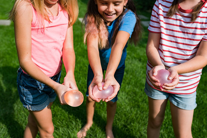 https://www.momjunction.com/wp-content/uploads/2022/09/Water-balloon-parties-are-budget-friendly-and-lots-of-fun.jpg